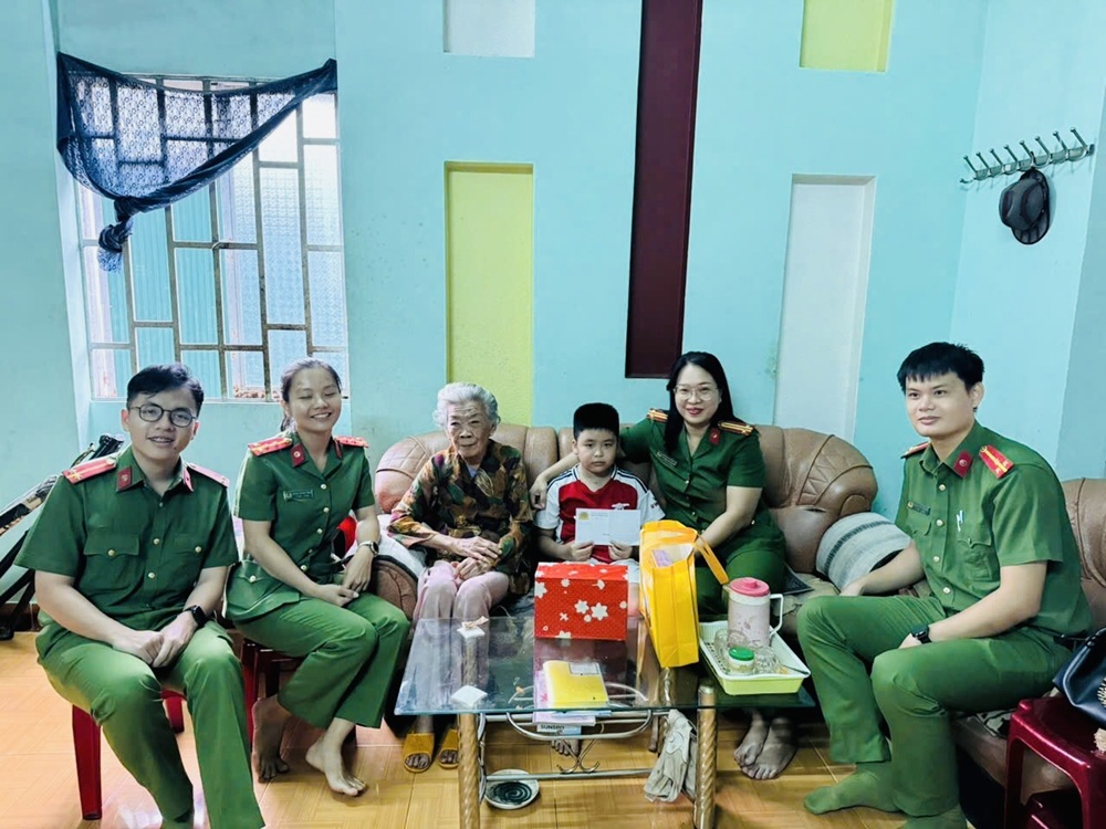 Phụ nữ Công an phường B’Lao tích cực tham gia thực hiện tốt công tác an sinh xã hội